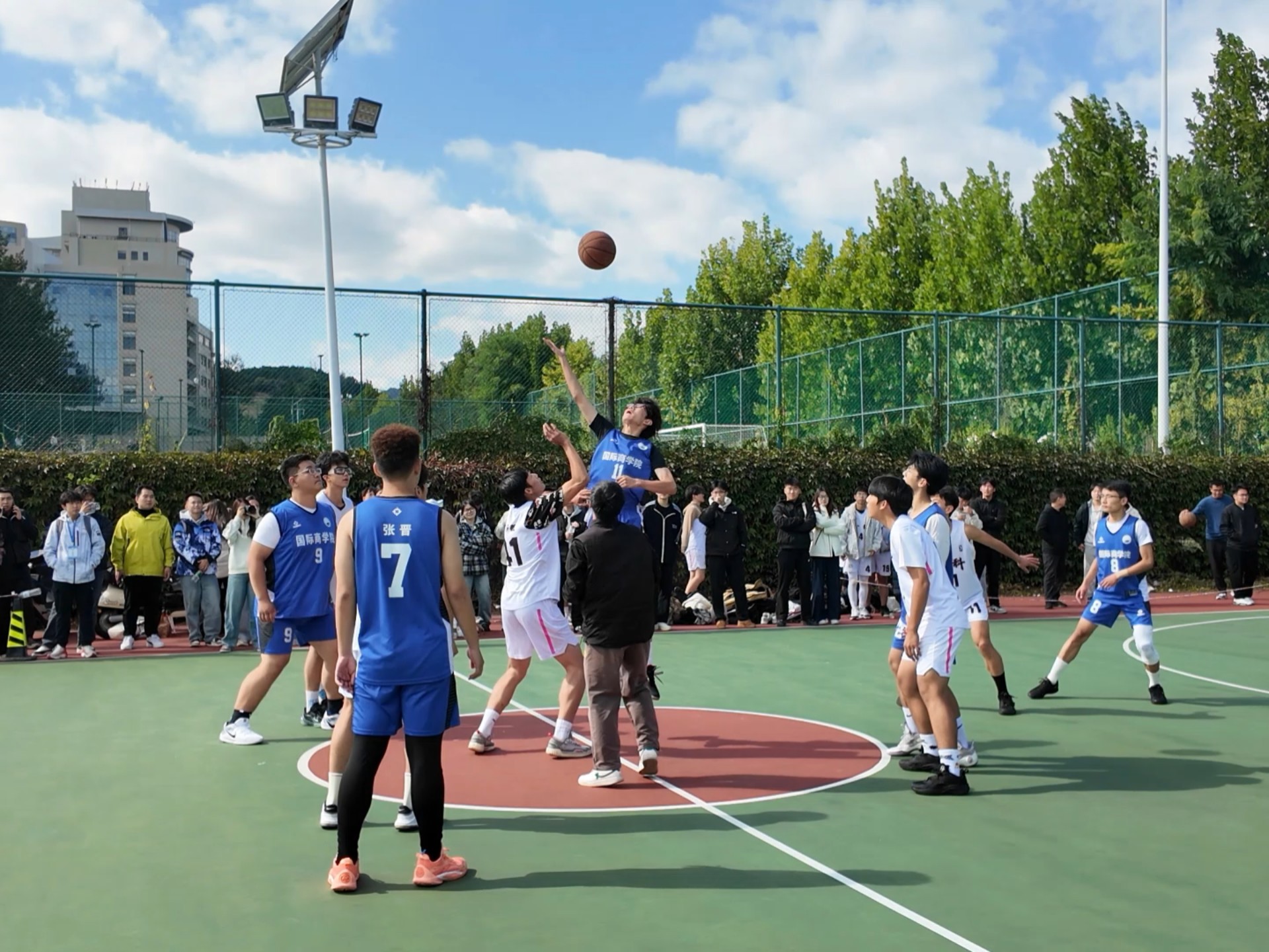 九州棋牌-篮球明星赛预热中，球员们备战火热进行中的简单介绍